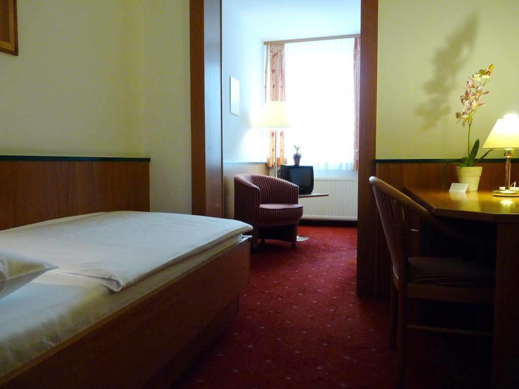 Parkhotel Zur Klause Бад-Халль Экстерьер фото